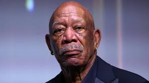 Warum trägt Morgan Freeman einen Handschuh? Morgan Freeman