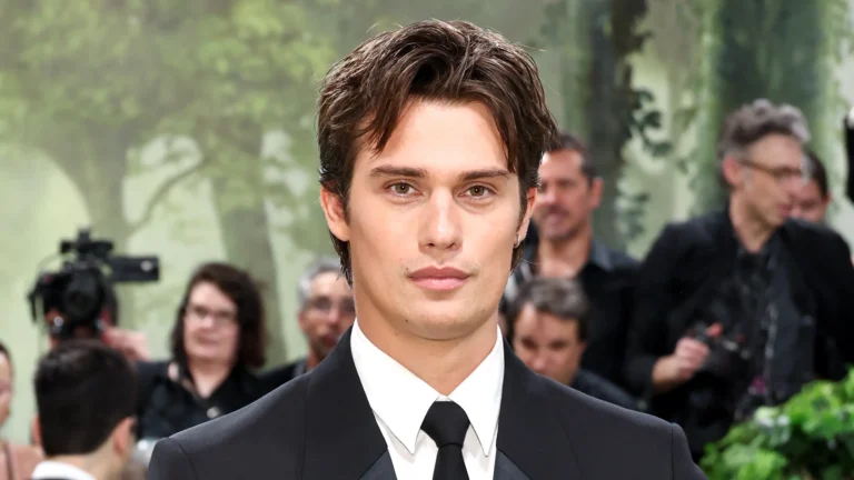 Anne Hathaway und Nicholas Galitzine sind in „The Idea Of You“ das PERFEKTE PAAR nicholas galitzine