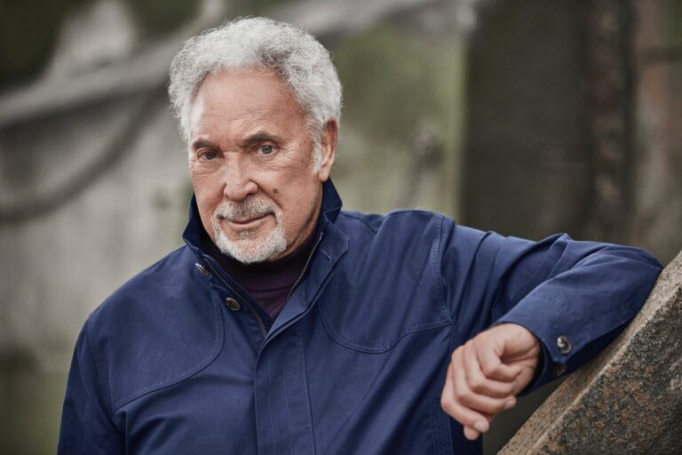 Wie hoch ist das Vermögen von Tom Jones? Das Vermögen des „The Voice“-Jurors enthüllt tom jones