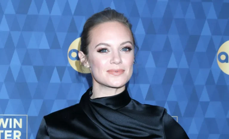 Danielle Savre Biografie, Affäre, Single, Websites, Wert, Ethnizität, Jahre, Nationalität, Größe danielle savre