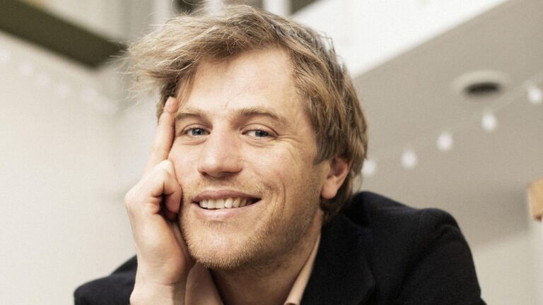 Johnny Flynns Vermögen – Wiki, Alter, Gewicht und Größe, Beziehungen, Familie und mehr johnny flynn