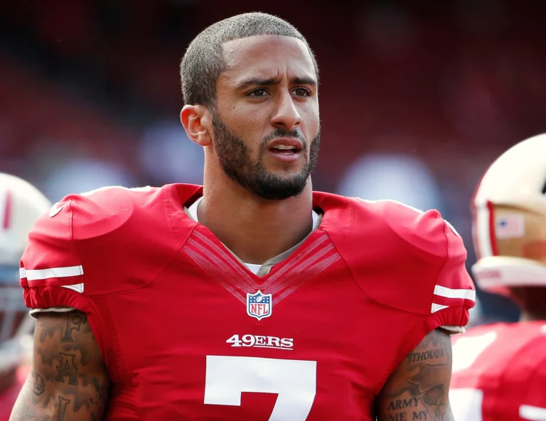 Colin Kaepernicks Nettovermögen 2025: Wie viel verdient er? colin kaepernick